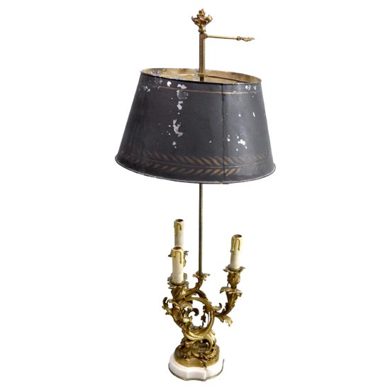 Bouillotte-Lampe im Louis XV-Stil, Sockel aus weißem Marmor