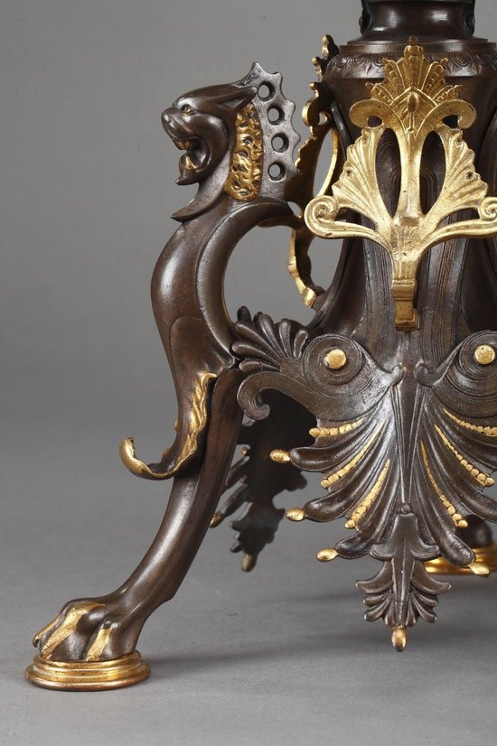 Ein großes Paar Bronze-Kerzenleuchter aus der Restaurationszeit