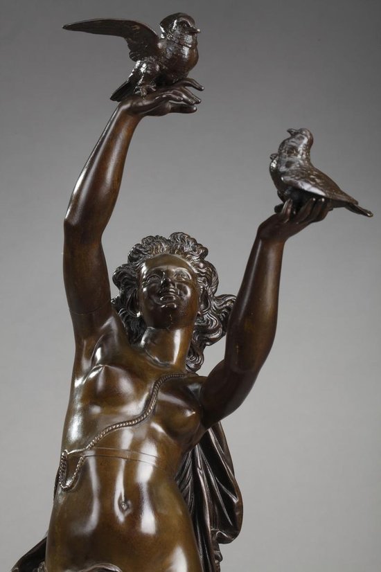Bronzo "Donna con colombe" di Charles-Alphonse Gumery