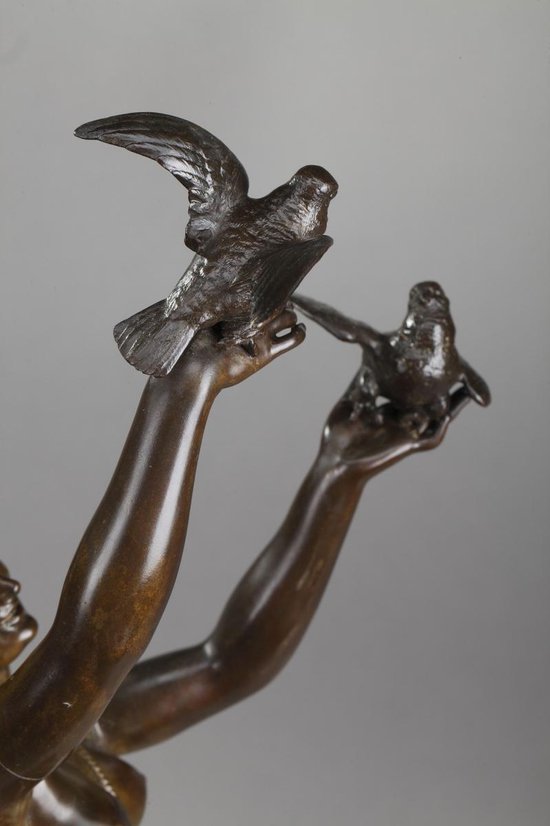 Bronzo "Donna con colombe" di Charles-Alphonse Gumery