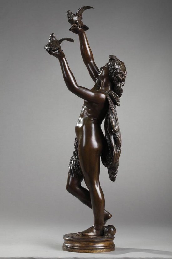 Bronzo "Donna con colombe" di Charles-Alphonse Gumery