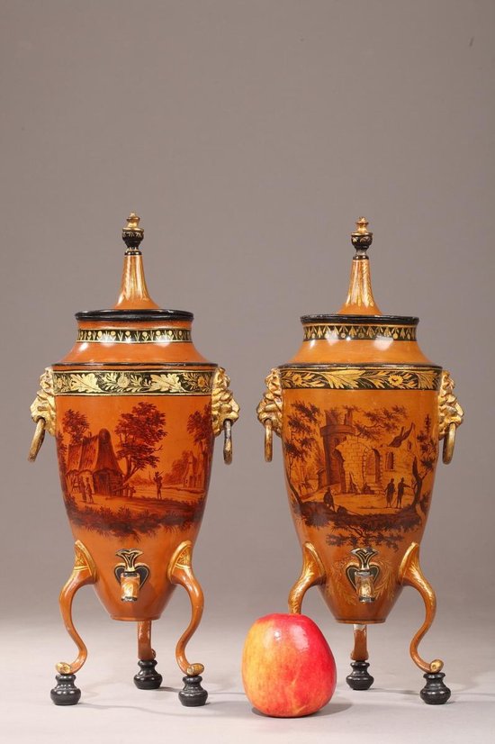 Rare Paire De Fontaines à Boisson à Décor En Camaïeu