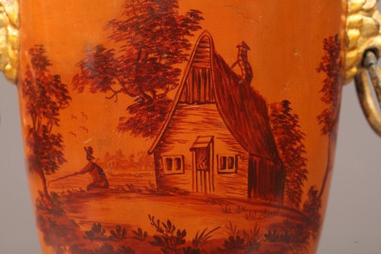Rare Paire De Fontaines à Boisson à Décor En Camaïeu