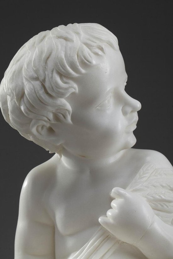 Skulptur Aus Weißem Marmor "Putto Mit Weizenähren".