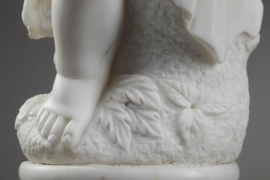 Skulptur Aus Weißem Marmor "Putto Mit Weizenähren".