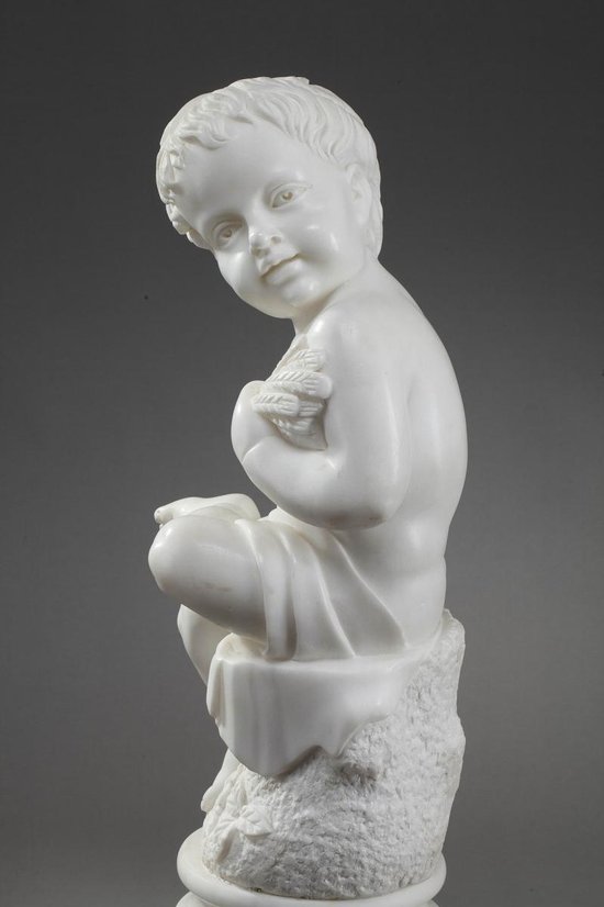 Skulptur Aus Weißem Marmor "Putto Mit Weizenähren".