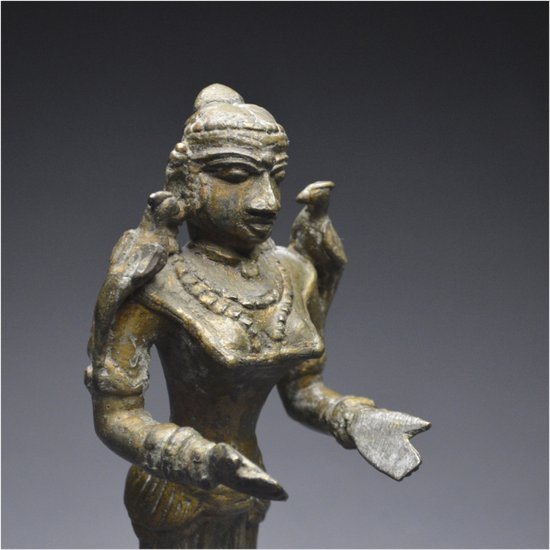 Inde, XIXème siècle, Lampe à huile cérémonielle en bronze représentant Lakshmi