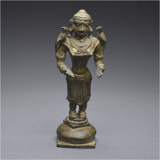 Inde, XIXème siècle, Lampe à huile cérémonielle en bronze représentant Lakshmi