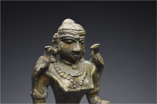Inde, XIXème siècle, Lampe à huile cérémonielle en bronze représentant Lakshmi