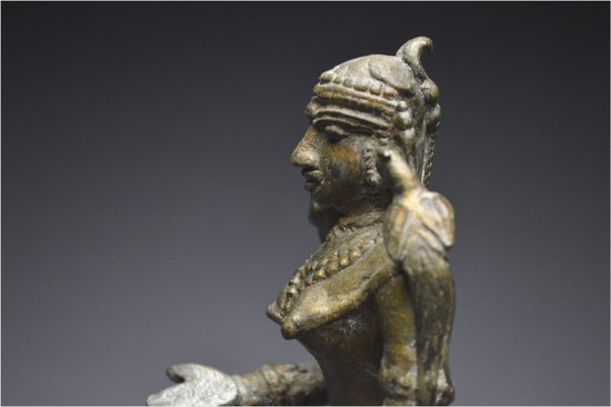 Inde, XIXème siècle, Lampe à huile cérémonielle en bronze représentant Lakshmi