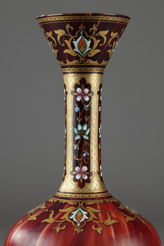 Vase En Verre Opalin à Décor Oriental