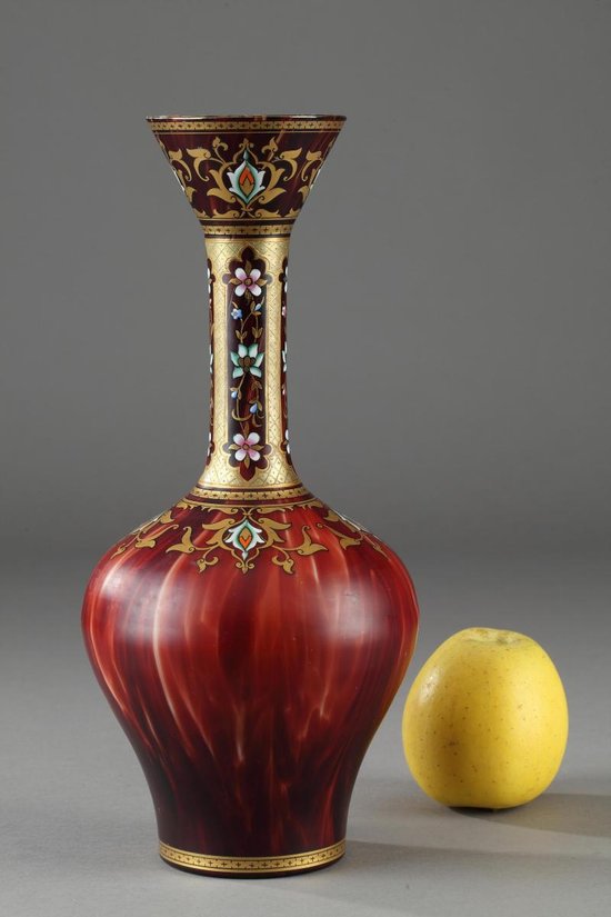 Vase En Verre Opalin à Décor Oriental