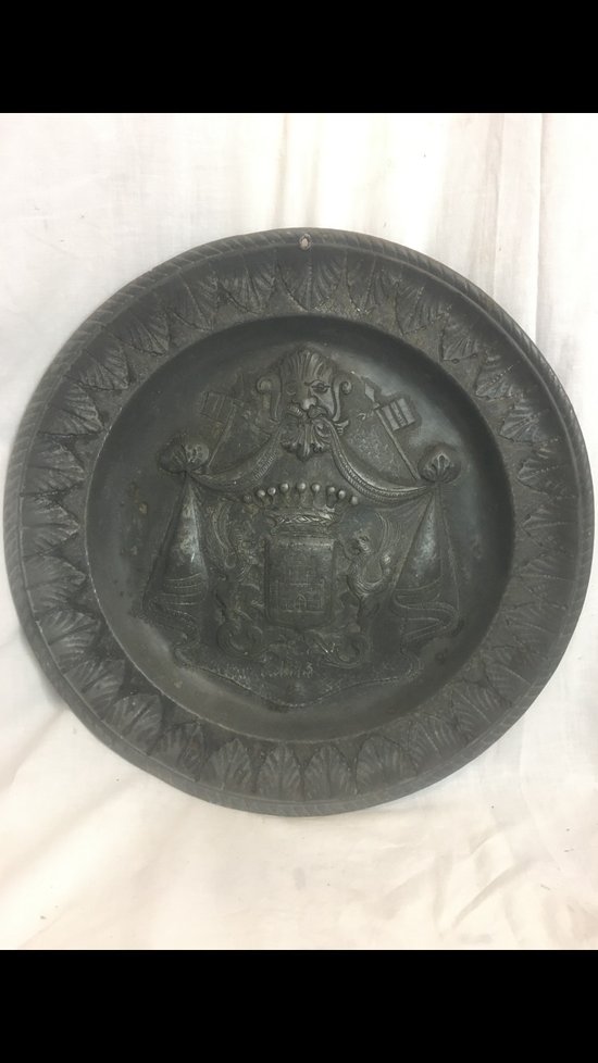 Plat d’ étain armoirié  dans le goût XVIIIE 