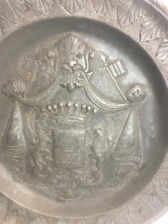 Plat d’ étain armoirié  dans le goût XVIIIE 
