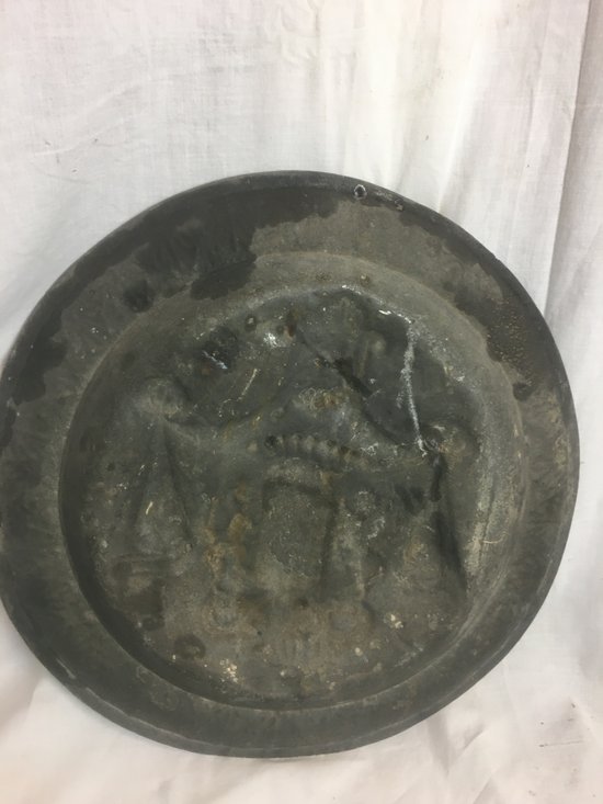 Plat d’ étain armoirié  dans le goût XVIIIE 