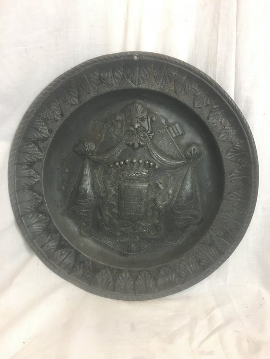 Plat d’ étain armoirié  dans le goût XVIIIE 