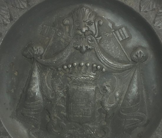 Plat d’ étain armoirié  dans le goût XVIIIE 