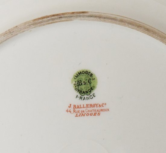 Plat en porcelaine de Limoges atelier de J. Balleroy décor peint famille se réchauffant atour d'un feu