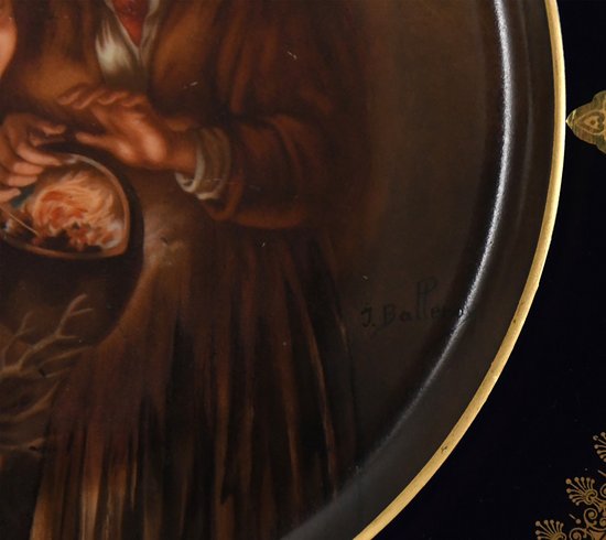 Plat en porcelaine de Limoges atelier de J. Balleroy décor peint famille se réchauffant atour d'un feu