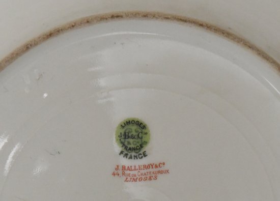 Plat en porcelaine de Limoges atelier de J. Balleroy décor peint scène de lecture à la bougie