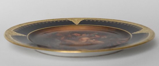 Plat en porcelaine de Limoges atelier de J. Balleroy décor peint scène de lecture à la bougie