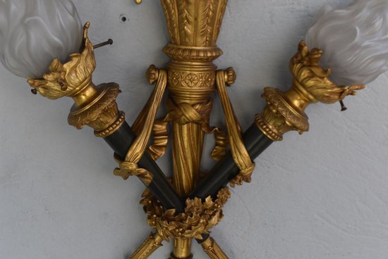             Coppia di lampade da parete in bronzo in stile Luigi XVI