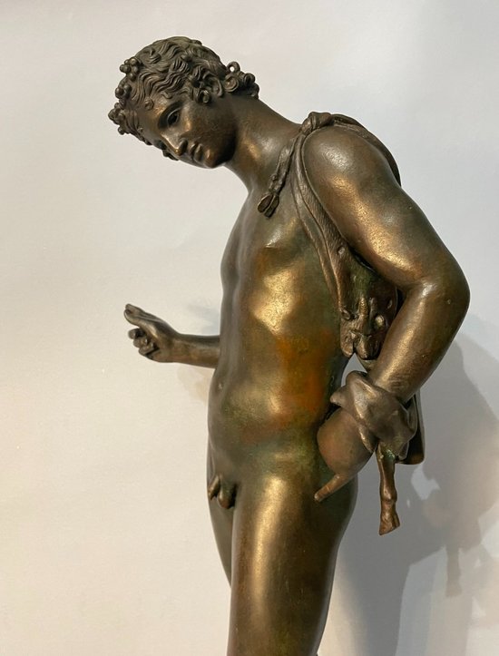 Narciso di Pompei, scultura in bronzo del "Grand Tour" del XIX secolo.