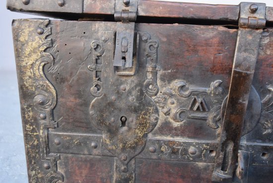 Arredi per la cassa in legno del XVII secolo