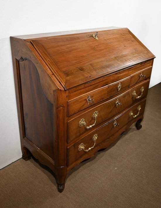 Commode Scriban en Noyer, époque Louis XV – XVIIIe