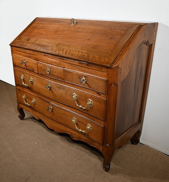 Commode Scriban en Noyer, époque Louis XV – XVIIIe