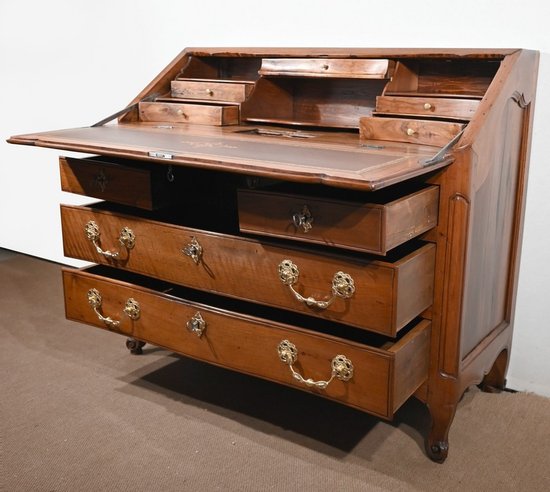 Commode Scriban en Noyer, époque Louis XV – XVIIIe