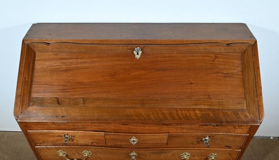 Commode Scriban en Noyer, époque Louis XV – XVIIIe