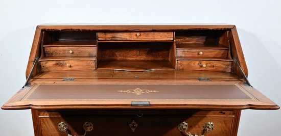 Commode Scriban en Noyer, époque Louis XV – XVIIIe