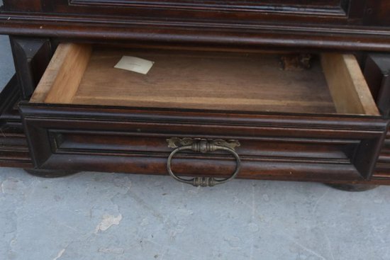             Importante Bonnetière En Noyer Louis XIII époque XVIIIème            