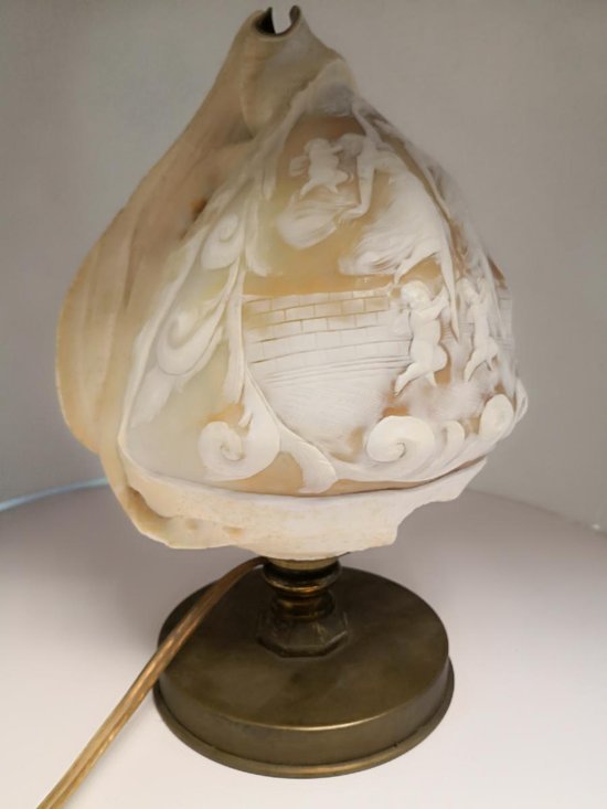             Lampada scolpita in una conchiglia di cammeo su base in bronzo