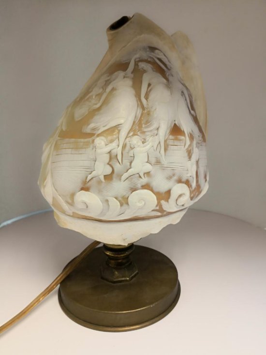             Lampada scolpita in una conchiglia di cammeo su base in bronzo