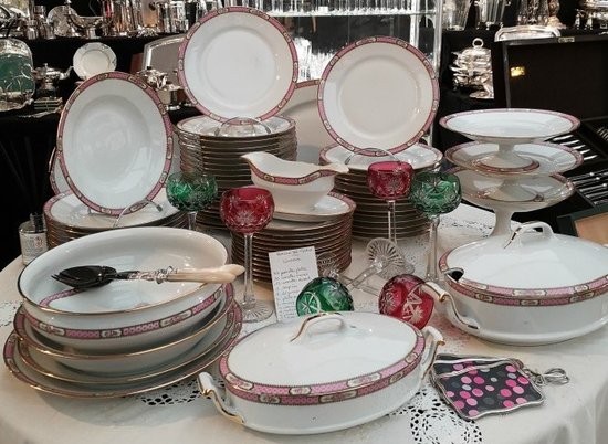 Tafelservice aus weißem Porzellan mit rosa Blumendekor-Bordüre 69-teilig Limoges C&M
