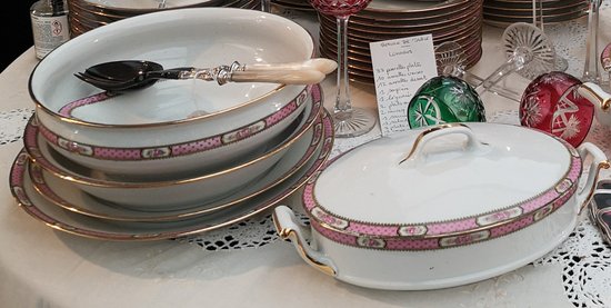 Tafelservice aus weißem Porzellan mit rosa Blumendekor-Bordüre 69-teilig Limoges C&M
