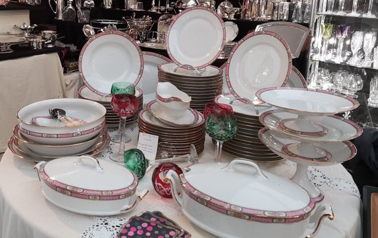 Tafelservice aus weißem Porzellan mit rosa Blumendekor-Bordüre 69-teilig Limoges C&M