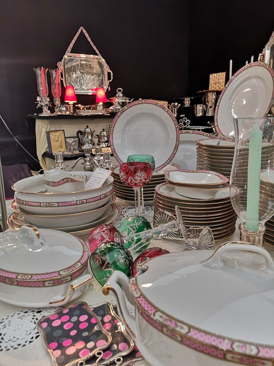 Tafelservice aus weißem Porzellan mit rosa Blumendekor-Bordüre 69-teilig Limoges C&M
