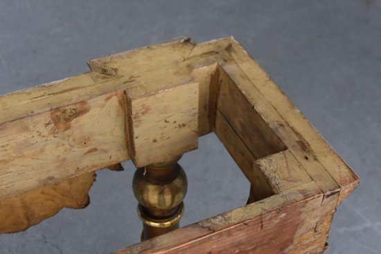 Konsolenholz und goldene Stuckplatte Marmor Ende des neunzehnten Mals