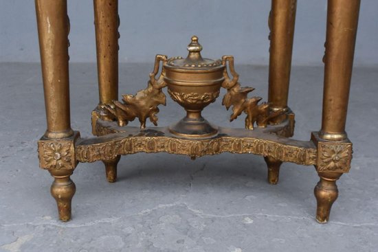 Konsolenholz und goldene Stuckplatte Marmor Ende des neunzehnten Mals