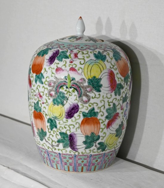 Important Chinese Porcelain Vase with Lid - Early XXth century