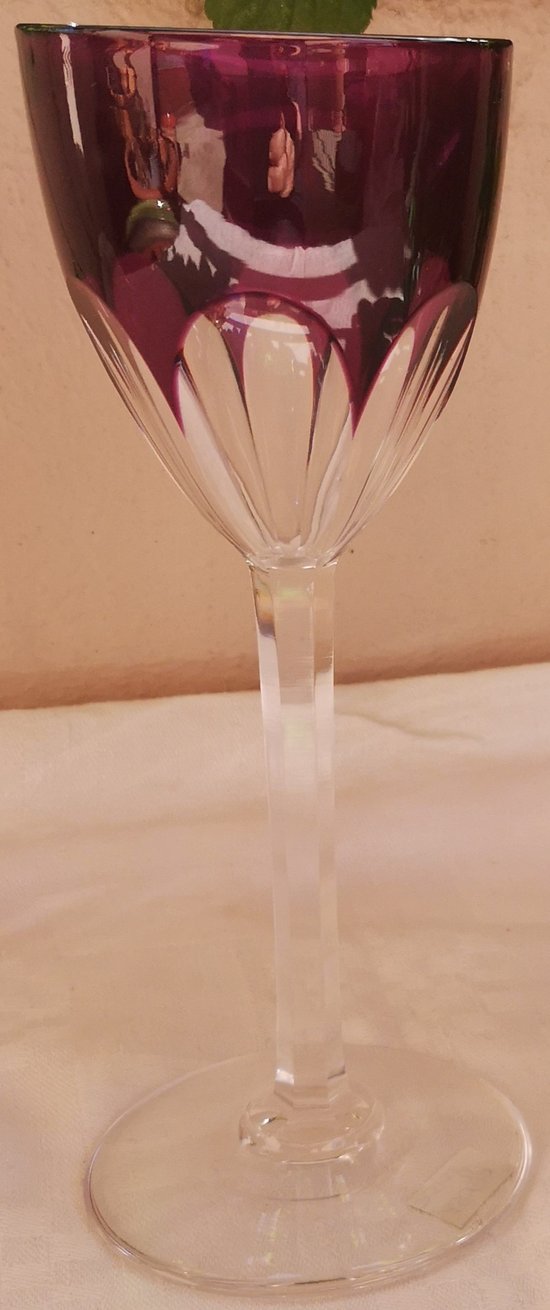 BACCARAT lilafarbenes Kristallweißwein / Römerglas, Modell Genova