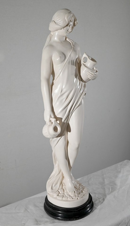Importante statua, "Giovane donna con brocca" - seconda parte del XX secolo