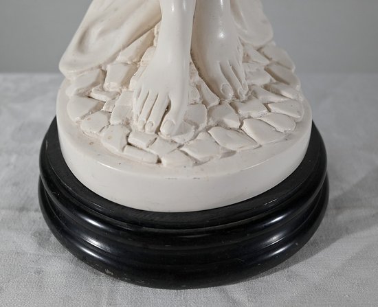 Importante statua, "Giovane donna con brocca" - seconda parte del XX secolo