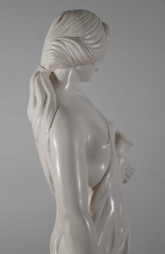 Importante statua, "Giovane donna con brocca" - seconda parte del XX secolo