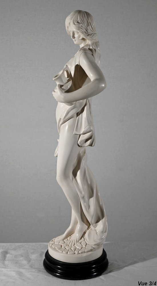 Importante statua, "Giovane donna con brocca" - seconda parte del XX secolo