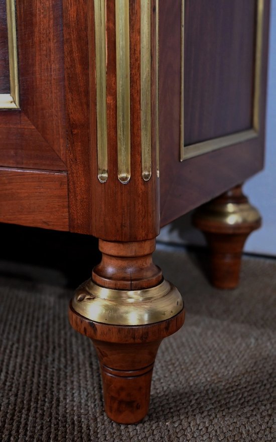 Small Mahogany display case, Louis XVI style - End of XIXth century