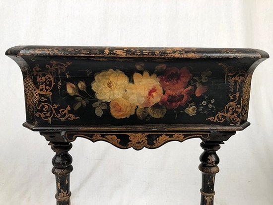Jardinière en bois noirci à décor peint de fleurs, époque Napoléon III